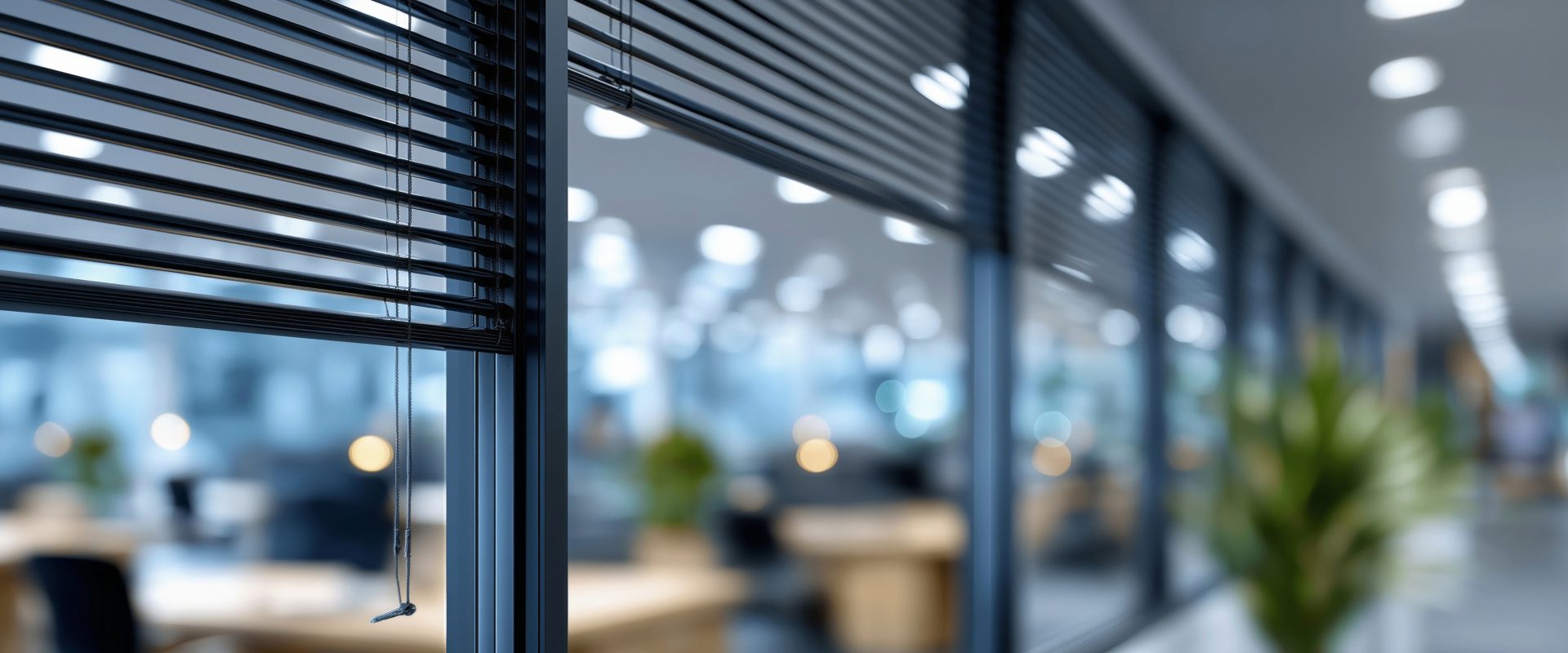 Rolety zewnetrzne na elewacji budynku